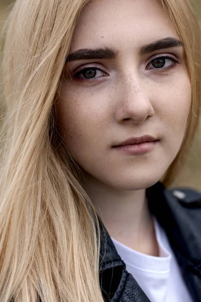 Portret Pięknej Blond Dziewczyny Piegami — Zdjęcie stockowe