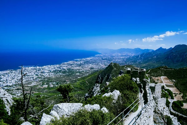 Manzara. Dağın tepesinden Kuzey Kıbrıs kıyılarına ve St. Hilarion Kalesi 'nin duvarına bakın. Kıbrıs, St. Hilarion Şatosu 