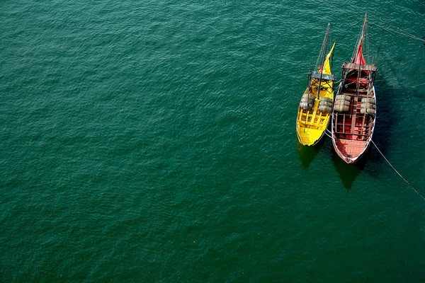 Una Vista Desde Arriba Dos Barcos Rojo Amarillo Que Encuentran —  Fotos de Stock