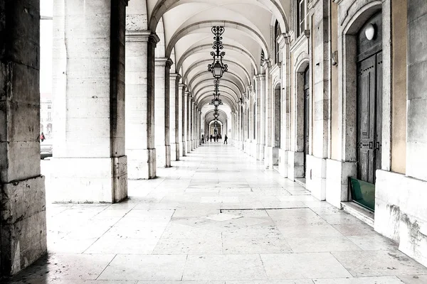 Binanın içindeki kemer kemeri görüntüsü, güneşli bir öğleden sonra, Lizbon, Portekiz