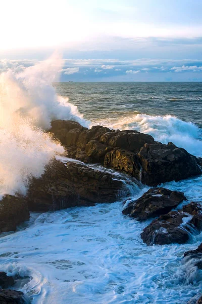 Deniz Manzarası Atlantik Okyanusu Bir Kayaya Günbatımında Çökmesini Dalgaları Portuga — Stok fotoğraf