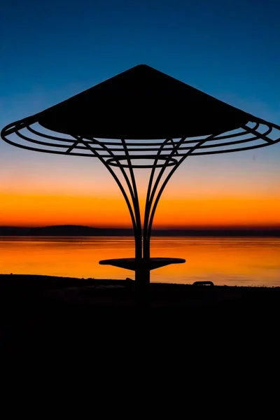 Incredible Bright Sunset Water Background Which Silhouette Beach Umbrella Bench — Stock Photo, Image