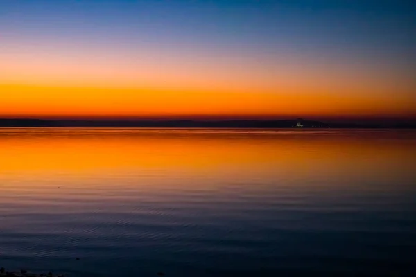 Unglaublicher Heller Sonnenuntergang Über Dem Wasser Minsker Meer Weißrussland — Stockfoto
