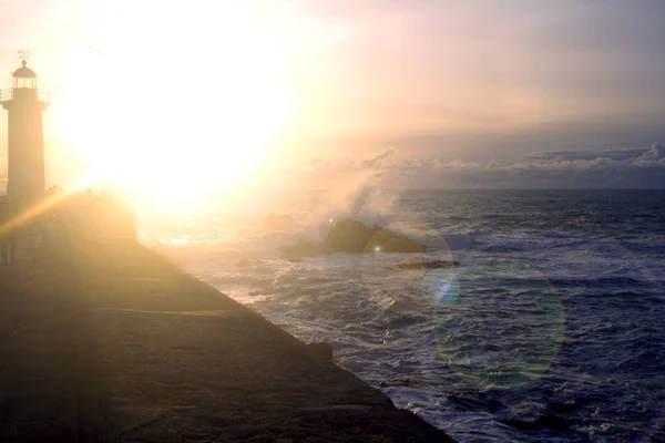Морський Пейзаж Хвилі Скелі Заході Сонця Біля Маяка Аварії Атлантичного — стокове фото