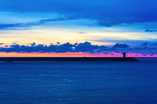 Marinmålning Vågorna Atlanten Kraschen Mot Klipporna Vid Solnedgången Vid Fyren — Stockfoto