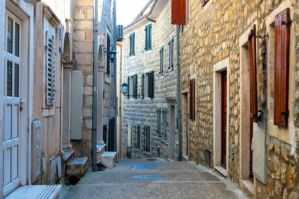 Dar sokak otantik tarihi kent Kotr, Karadağ. Eski evleri ve çok dar sokaklar görüyoruz. Ağustos 2018