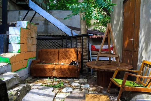 Urban decay onun geleneksel tarzı ile avlu eski Odessa. Odessa, Ukrayna, Temmuz, 2017