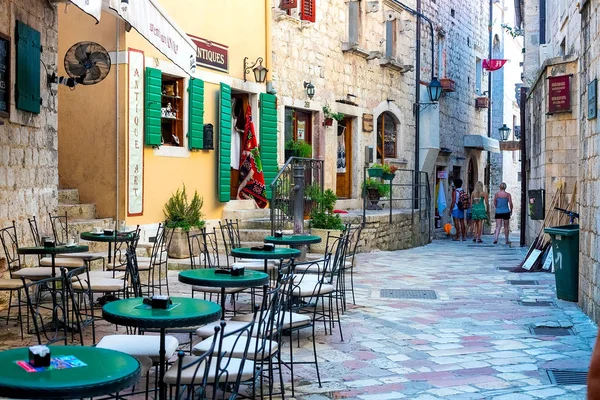 2018年8月 黑山科托尔老城一条狭窄街道上的街边咖啡馆 — 图库照片