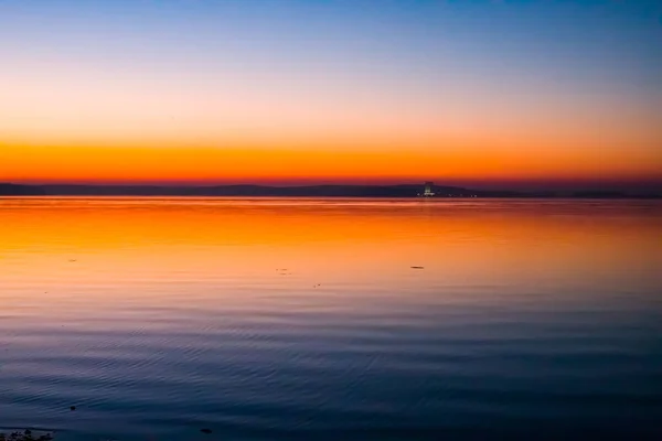 Otrolig Ljusa Solnedgång Över Vattnet Havet Minsk Vitryssland — Stockfoto