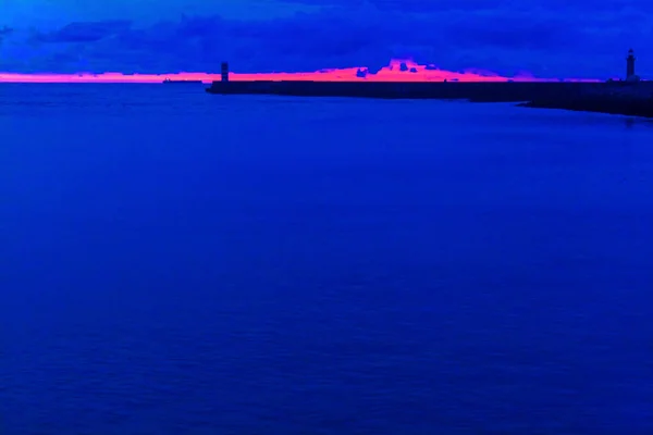 Seelandschaft Die Wellen Des Atlantiks Krachen Bei Sonnenuntergang Leuchtturm Gegen — Stockfoto