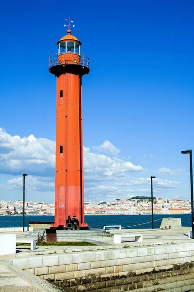 Paisaje Día Brillante Faro Rojo Contra Cielo Lisboa Portugal — Foto de Stock