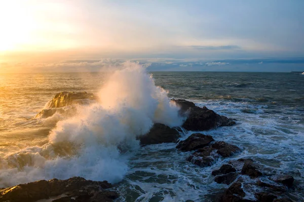 Deniz manzarası. Atlantik Okyanusu bir kayaya günbatımında çökmesini dalgaları. Portuga