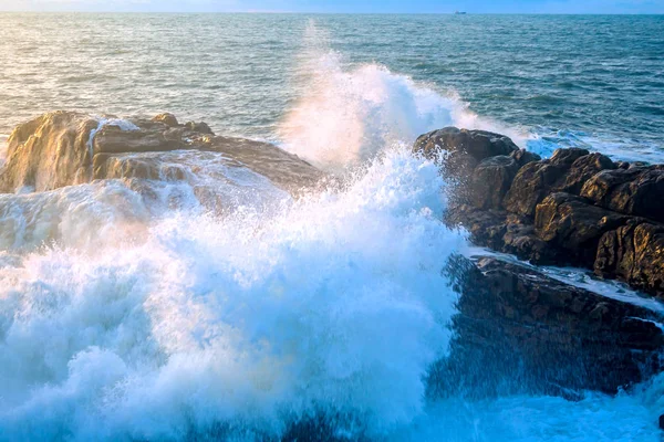 Zeegezicht Golven Van Atlantische Oceaan Crasht Tegen Een Rots Bij Rechtenvrije Stockfoto's