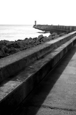 Güzel deniz manzarası. Atlantik Okyanusu ve deniz feneri. Lisbon, Portekiz
