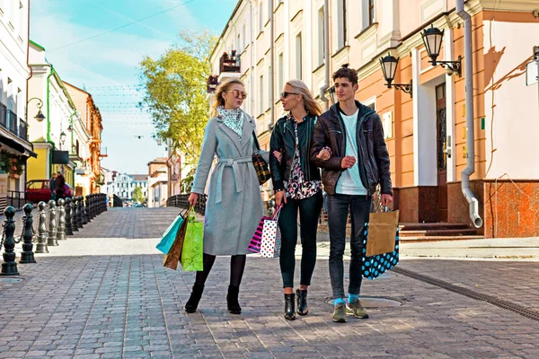 Tüketim ve satın alma gücü sembolü olarak birçok alışveriş çantası ile üç kadın — Stok fotoğraf