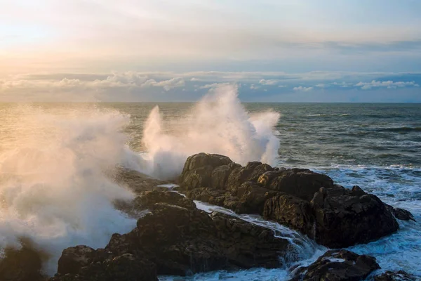 Atlantik Okyanusu dalgalar gün batımı bir kaya karşı çökmesi. — Stok fotoğraf