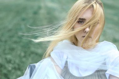 saç rüzgar gelişir çiller ile sevimli güzel genç sarışın kız, yakın çekim portre