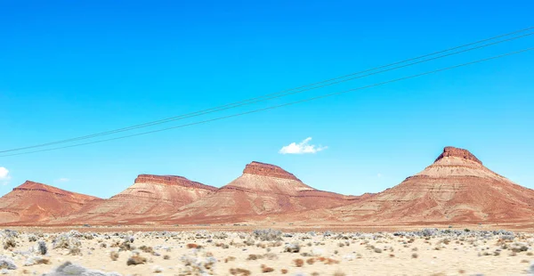 Hermoso paisaje de montaña. Carreteras interminables de Urzazad a Merzouga a Marruecos . — Foto de Stock