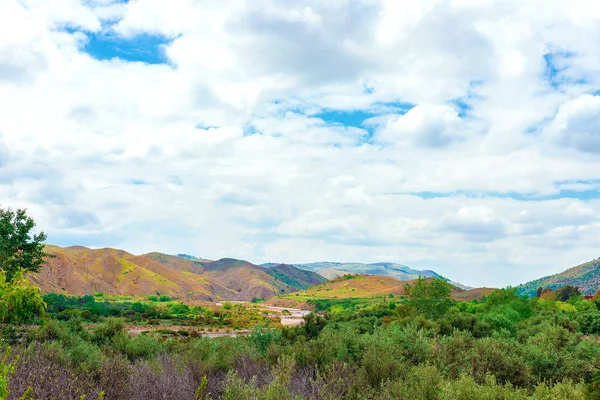 Paisaje y paisajes durante el viaje por carretera de Marrakech a las montañas del Atlas, Marruecos — Foto de Stock