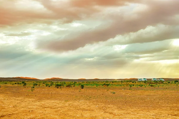 Lago em Marrocos ao amanhecer no sopé do deserto do Saara . — Fotografia de Stock