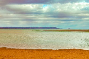 Sahra Çölü'nün eteklerinde şafakvakti Fas Gölü.