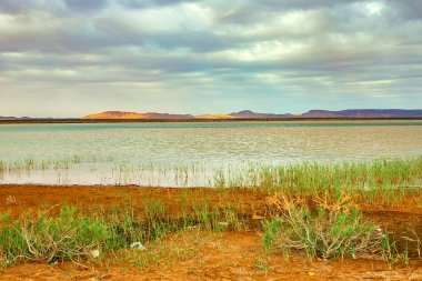 Sahra Çölü'nün eteklerinde şafakvakti Fas Gölü.