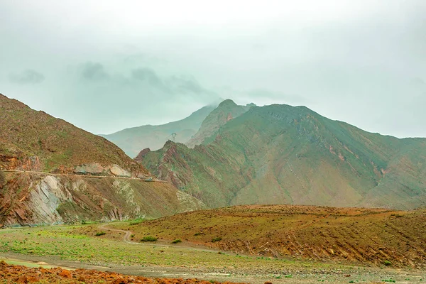 Uitzicht op het Atlas gebergte in Marokko. Mist over hoge berg piek — Stockfoto