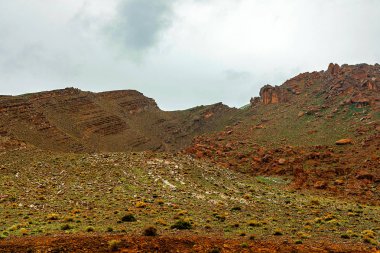 Fas'taki Atlas Dağları'nın manzarası. Yüksek dağ zirvesi üzerinde sis