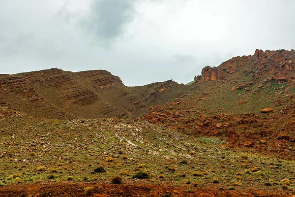 Fas'taki Atlas Dağları'nın manzarası. Yüksek dağ zirvesi üzerinde sis