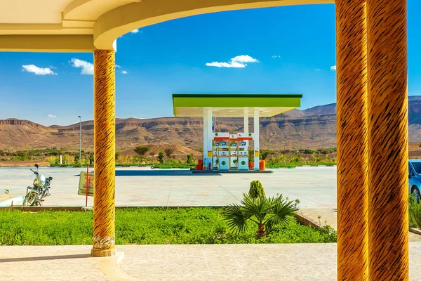 Green Gas Station in arid areas, in the desert, — Stock Photo, Image