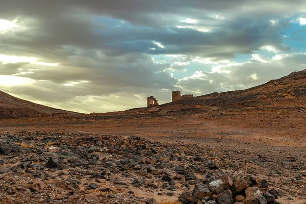 Hamada du draa, marokkanische Steinwüste im Vordergrund, Berge im Hintergrund, Marokko — Stockfoto