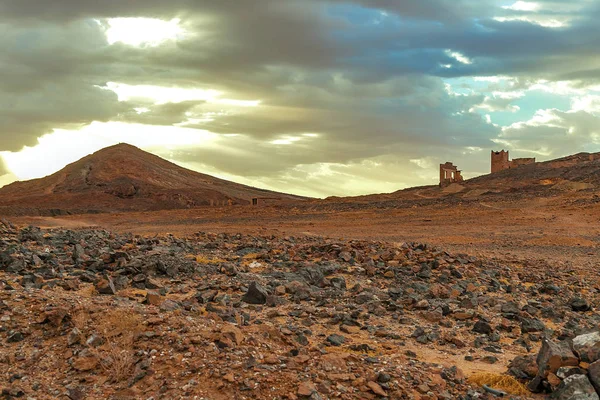 Hamada du draa, marokkanische Steinwüste im Vordergrund, Berge im Hintergrund, Marokko — Stockfoto