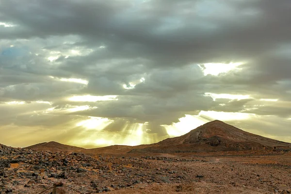 哈马达杜德拉，摩洛哥石沙漠在前景，山的背景，摩洛哥 — 图库照片