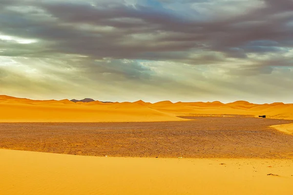 Belas dunas de areia ao nascer do sol no deserto do Saara. Marrocos — Fotografia de Stock