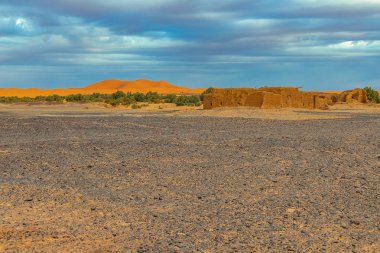 Siyah Merzouga Sahara Erg African yakınındaki, Fas Afrika çöl kafam iyi.