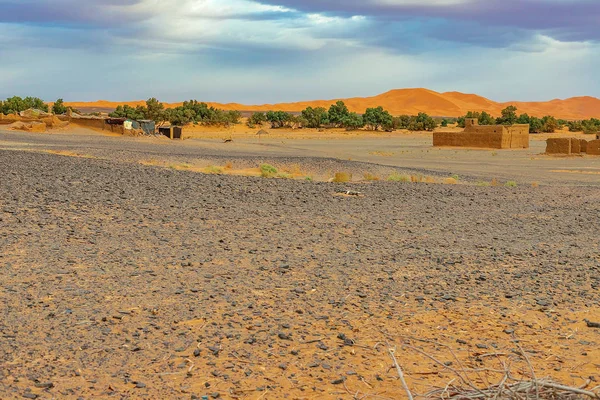 Schwarze Steinwüste in merzouga sahara in der Nähe von erg chebbi, Marokko in Afrika — Stockfoto