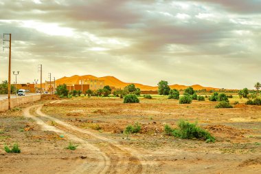 Siyah Merzouga Sahara Erg African yakınındaki, Fas Afrika çöl kafam iyi.