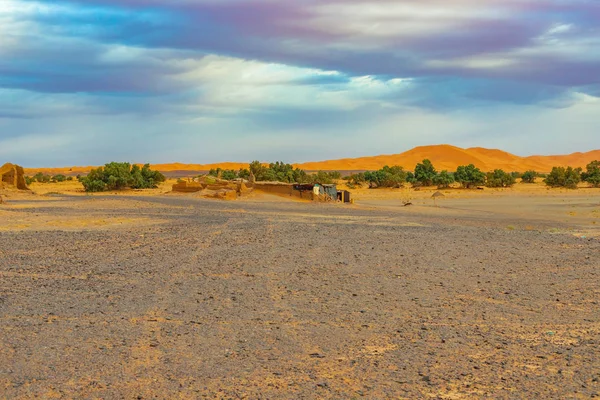 Schwarze Steinwüste in merzouga sahara in der Nähe von erg chebbi, Marokko in Afrika — Stockfoto