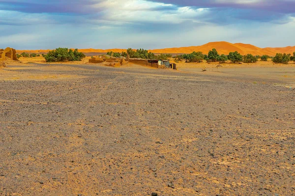 Deserto lapidato nero a Merzouga Sahara vicino Erg Chebbi, Marocco in Africa — Foto Stock