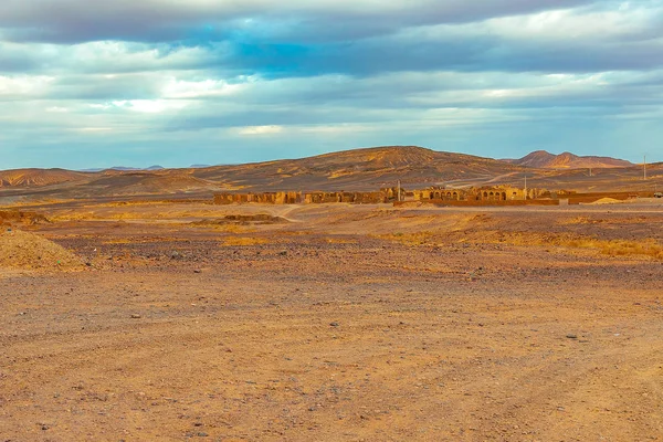 Deserto apedrejado preto em Merzouga Sahara perto de Erg Chebbi, Marrocos em África — Fotografia de Stock