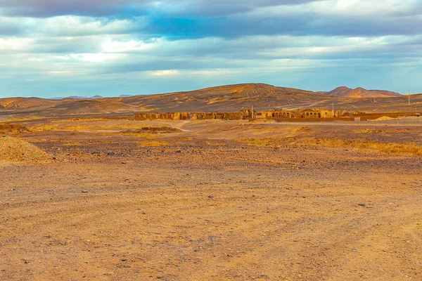 Deserto apedrejado preto em Merzouga Sahara perto de Erg Chebbi, Marrocos em África — Fotografia de Stock