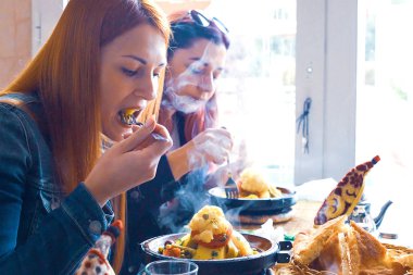 Kuru erik, badem, soğan ve susam, Fas tagine serpilir ile yavaş pişmiş tavuk