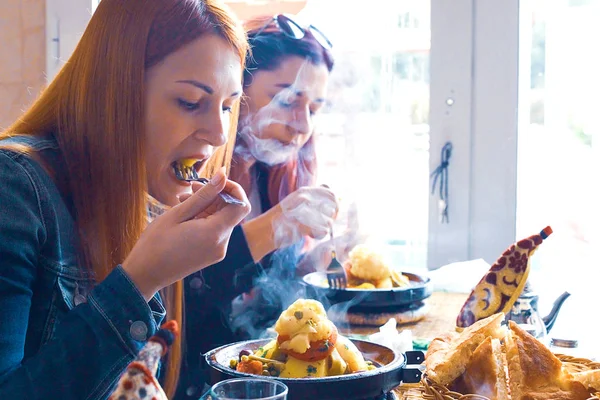 Poulet cuit lentement avec pruneaux, amandes, oignons et saupoudrer de sésame, tagine marocain — Photo