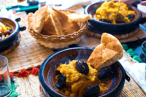 et erik badem ve susam ile tajine. Marocco
