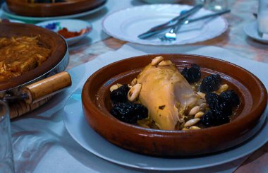 Kuru erik, badem, soğan ve susam, Fas tagine serpilir ile yavaş pişmiş tavuk,