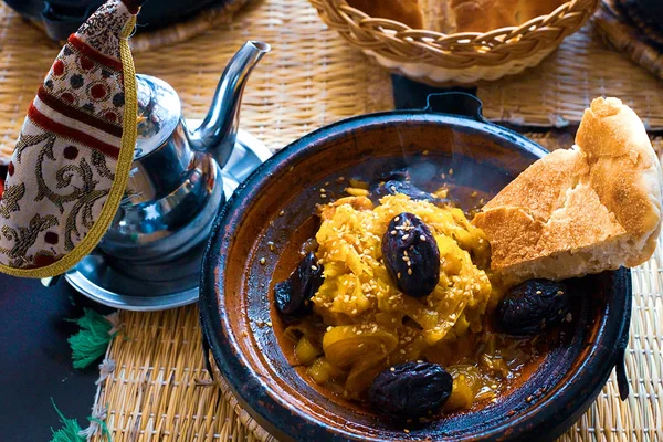et erik badem ve susam ile tajine. Marocco
