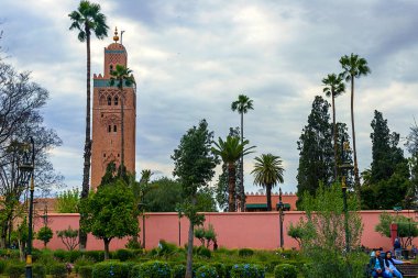 Marakeş eski medine Koutoubia Camii minare