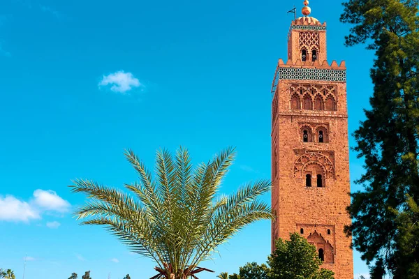 Minarete mezquita de Koutoubia en la antigua medina de Marrakech — Foto de Stock