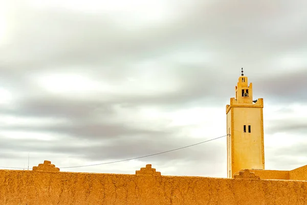 S, Marruecos - edificios y calles de la ciudad de Merzouga — Foto de Stock
