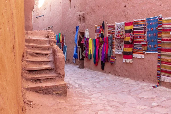 Hagyományos színes ruhák a piacon, Marokkó — Stock Fotó